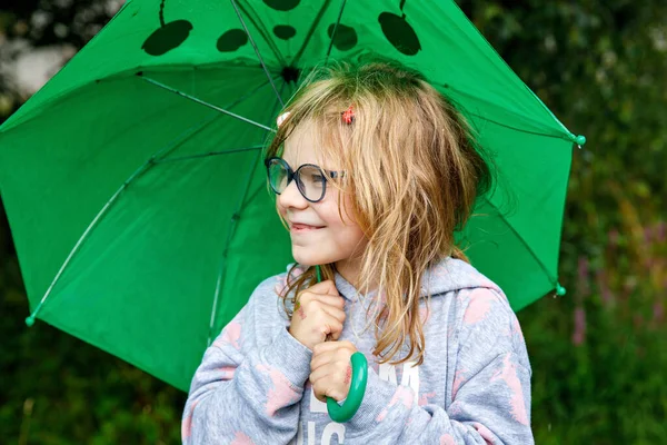 Маленькая Дошкольница Идет Дождем Большим Зеленым Зонтиком Дождливый День Счастливый — стоковое фото