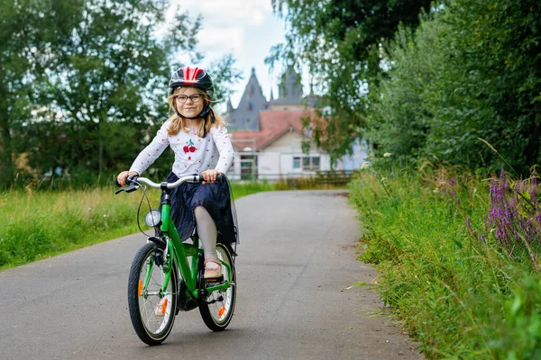 Ένα Κοριτσάκι Προσχολικής Ηλικίας Που Κάνει Ποδήλατο Παιδί Ποδήλατο Έξω — Φωτογραφία Αρχείου