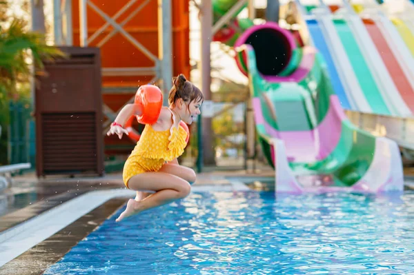 Pequena Menina Pré Escolar Com Nadadeiras Protetoras Brincando Piscina Pôr — Fotografia de Stock