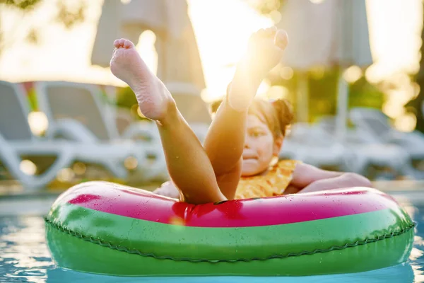 Gelukkig Meisje Met Opblaasbare Speelgoedring Drijft Het Zwembad Kleine Kleuter — Stockfoto