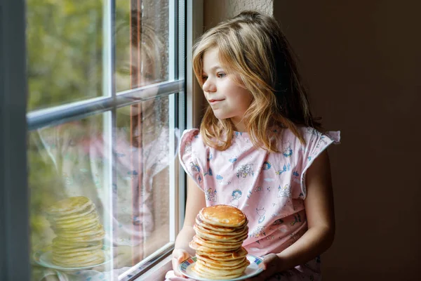 Маленькая Счастливая Дошкольница Большой Стопкой Блинчиков Завтрак Позитивный Ребенок Питается — стоковое фото