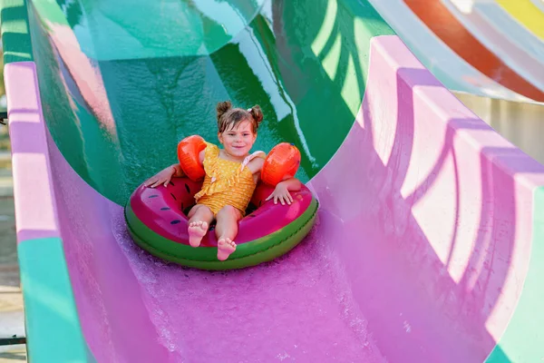 Dziewczynka Przedszkola Zjeżdżalni Aquaparku Szczęśliwe Dziecko Bawiące Się Zjeżdżalniach Wodnych — Zdjęcie stockowe