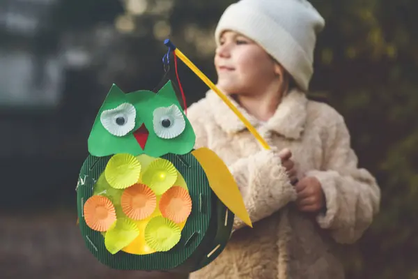 Kleine Vorschulmädchen Mit Selbstgebastelten Traditionellen Eulenlaternen Mit Kerzen Für Den — Stockfoto