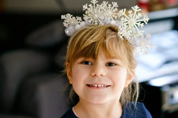 Menina Pré Escolar Bonito Com Coroa Floco Neve Olhando Para — Fotografia de Stock