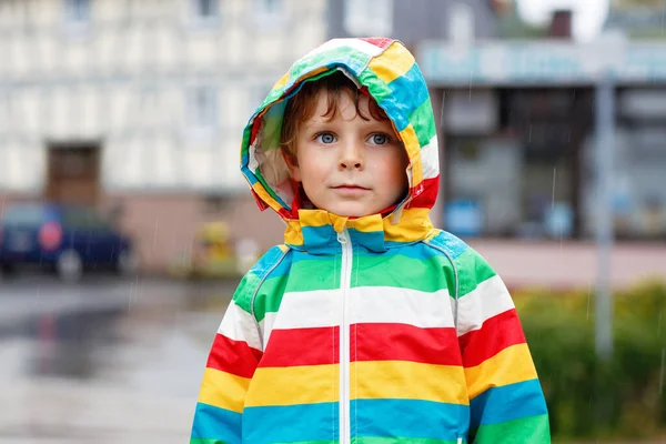 Porträt Eines Kleinen Jungen Der Einem Regentag Spielt Glückliches Positives — Stockfoto