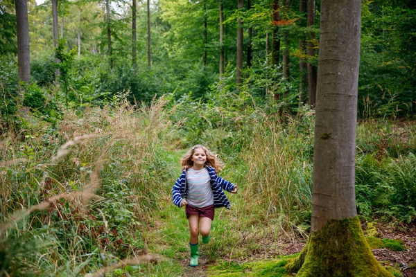 森の中を走っている幼稚園児 幸せな子供が自然に走る — ストック写真