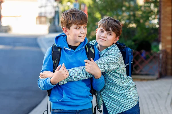 Deux Gamins Avec Sac Dos Sacoche Des Écoliers Route Pour — Photo