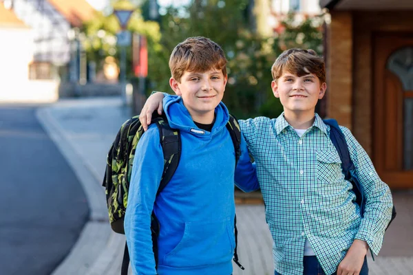 Dwóch Chłopców Plecakiem Lub Torbą Uczniowie Drodze Szkoły Zdrowe Uśmiechnięte — Zdjęcie stockowe
