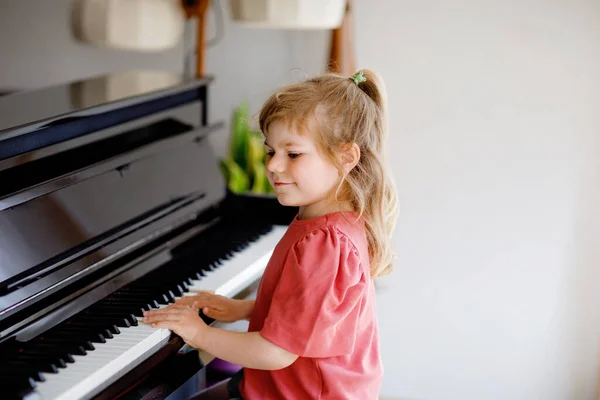 Piękna Dziewczynka Grająca Pianinie Salonie Cute Dzieci Wieku Przedszkolnym Zabawy — Zdjęcie stockowe