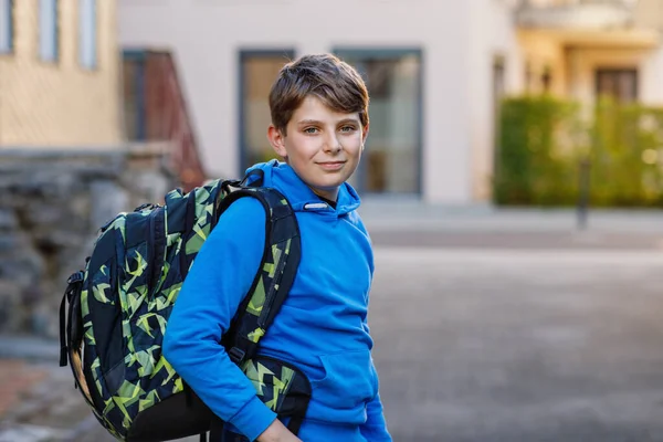 Ευτυχισμένο Προεφηβικό Αγόρι Τσάντα Περπατάει Μαθητής Στο Δρόμο Για Γυμνάσιο — Φωτογραφία Αρχείου