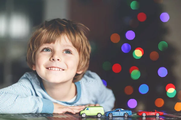 Małe Dziecko Blond Gry Samochodów Zabawki Domu Wewnątrz Chłopiec Cute — Zdjęcie stockowe