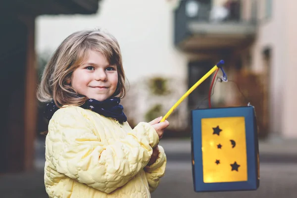 Pequena Menina Criança Pré Escolar Segurando Lanternas Tradicionais Self Made — Fotografia de Stock