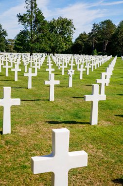 Normandy 'nin Amerikan Mezarlığı' nın kutsal güzelliği, 2. Dünya Savaşı sırasında fedakarlık yapan cesur askerleri onurlandırmak, saygı ve minnettarlığı çağrıştırıyor..