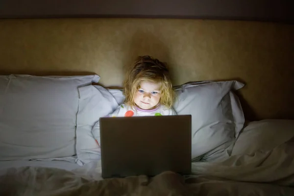 Sevimli Sevimli Küçük Yürümeye Başlayan Kız Yatakta Dizüstü Bilgisayarda Çizgi — Stok fotoğraf