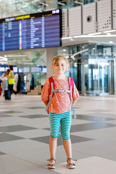 Malá Školačka Letištním Terminálu Šťastné Dítě Odlétá Dovolenou Letadlem Usmívající — Stock fotografie