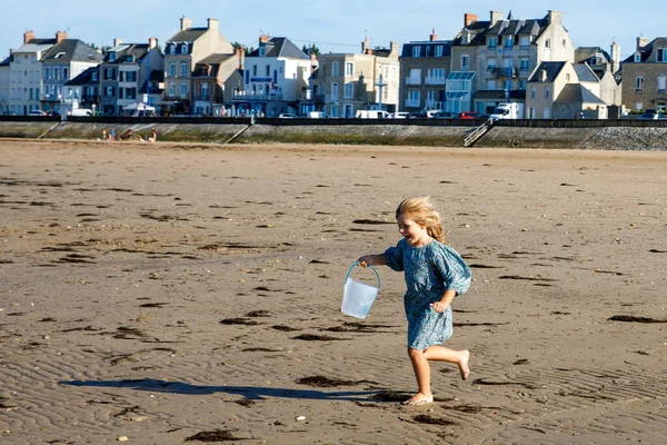 Preschool Girl Plays Norman Beach Normandy Embracing Joy Sandy Shores — Foto de Stock