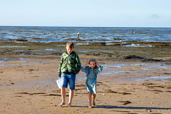 Preschool Girl School Boy Siblings Norman Beach Normandy Embracing Joy — Stock Photo, Image