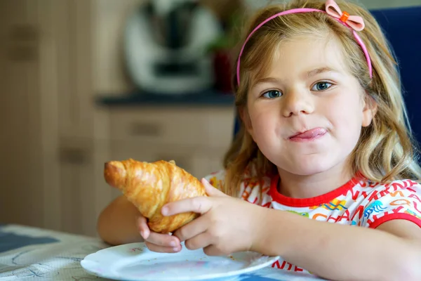 Lächelndes Kind Beim Frühstück Essen Und Glückliche Kinder Das Mädchen — Stockfoto
