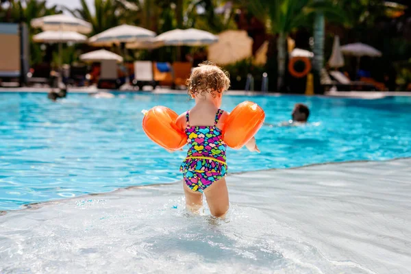 Kleine Peuter Meisje Met Beschermende Zwemmers Spelen Het Buitenzwembad Bij — Stockfoto