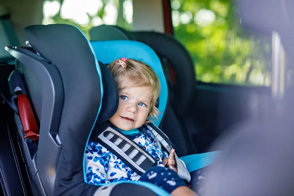Adorable Niña Con Ojos Azules Sentada Asiento Seguridad Del Coche —  Fotos de Stock
