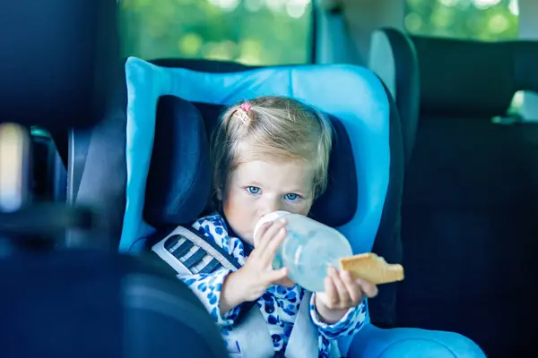 Adorabile Bambina Con Gli Occhi Azzurri Seduta Sul Sedile Sicurezza — Foto Stock