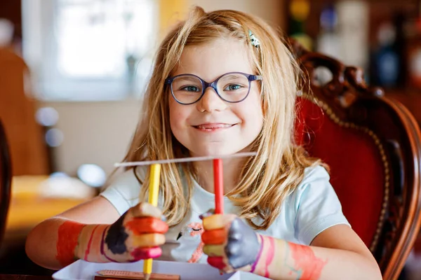 小女孩手上拿着毛笔画画 富有创意的可爱孩子展示着用彩色钢笔或水彩画的手和胳膊 笑笑快乐的孩子 — 图库照片