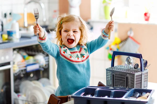 Χαριτωμένο Μικρό Κοριτσάκι Βοηθώντας Στην Κουζίνα Πλυντήριο Πιάτων Ευτυχισμένα Υγιή — Φωτογραφία Αρχείου