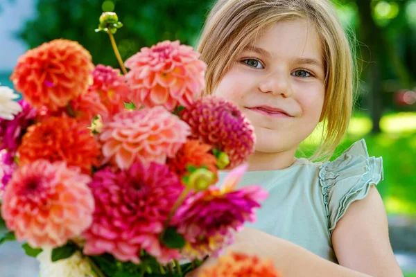 ダリア フラワー ブーケで 幼稚園の女の子を閉じる 母の日や誕生日のためにカラフルな庭の夏の花を持っている幸せな子供のクローズアップ 虹色の花のクローズアップ — ストック写真