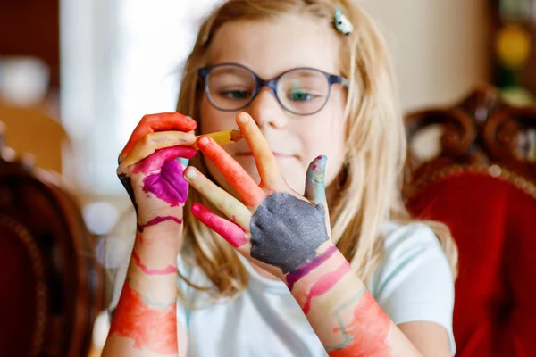 小女孩手上拿着毛笔画画 富有创意的可爱孩子展示着用彩色钢笔或水彩画的手和胳膊 笑笑快乐的孩子 — 图库照片