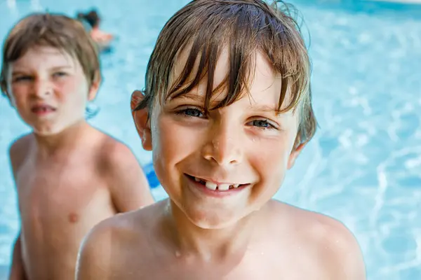 Dos Niños Pequeños Felices Saltando Piscina Divirtiéndose Vacaciones Familiares Hotel —  Fotos de Stock