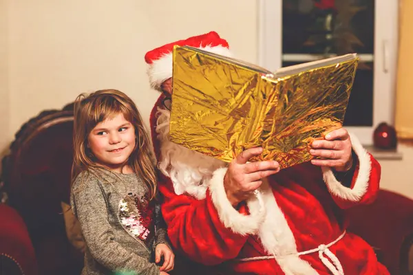 Menina Pequena Falando Com Papai Noel Chamado Nikolaus Weihnachtsmann Alemão — Fotografia de Stock