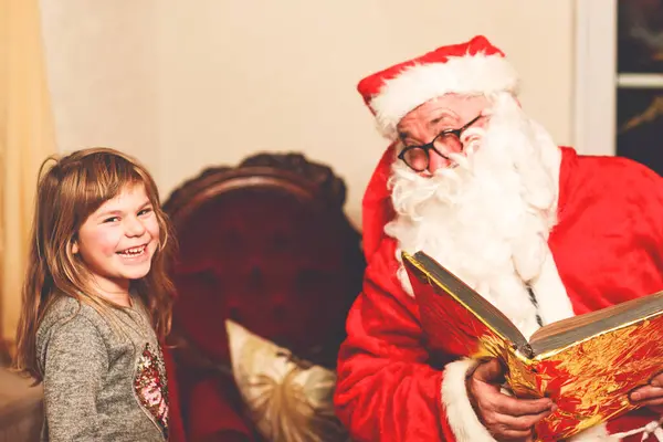 Menina Pequena Falando Com Papai Noel Chamado Nikolaus Weihnachtsmann Alemão — Fotografia de Stock