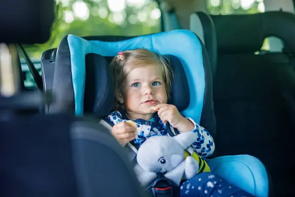 Очаровательная Маленькая Девочка Голубыми Глазами Сидящая Автомобильном Кресле Дитя Тоддлера — стоковое фото