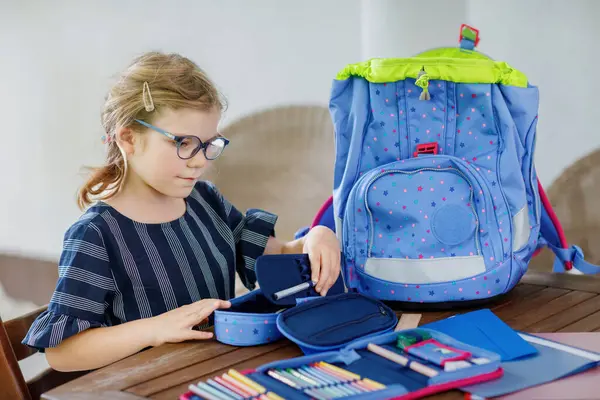 Gelukkig Lachend Meisje Bereidt Zich Voor School Haar Rugzak Eerste — Stockfoto
