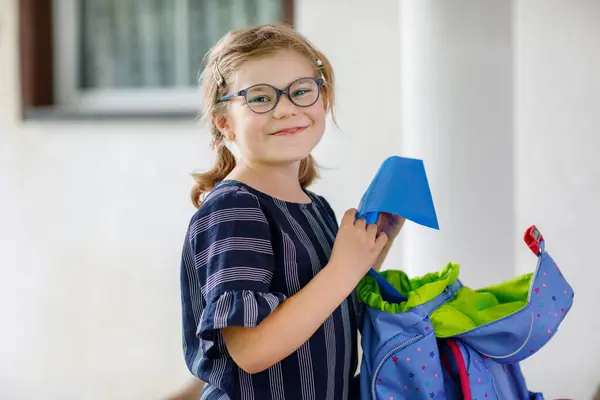 Χαρούμενο Χαμογελαστό Κορίτσι Που Προετοιμάζεται Για Σχολείο Πρώτη Μέρα Στο — Φωτογραφία Αρχείου
