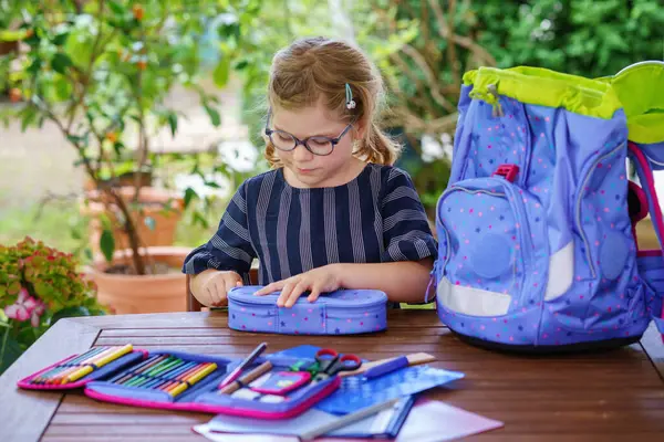 Gelukkig Lachend Meisje Bereidt Zich Voor School Haar Rugzak Eerste — Stockfoto