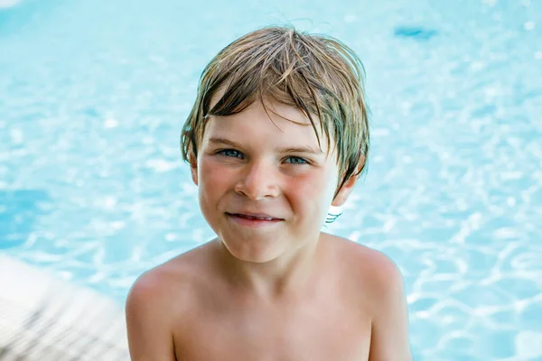 プールの近くで休んでいる幸せな小さな男の子の肖像画と ホテルリゾートでの家族の休暇を楽しんでいます 水で遊ぶ健康な子供 水泳やスプラッシュ — ストック写真