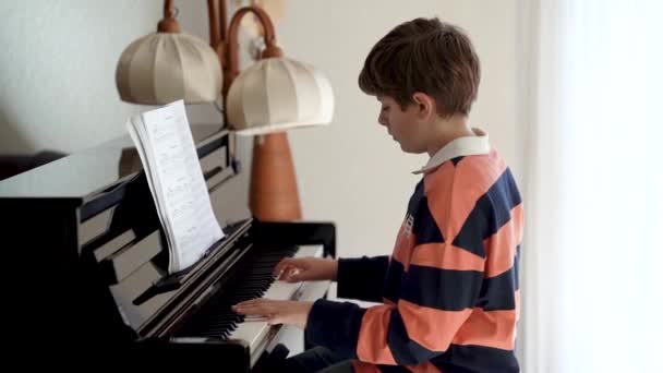 Chico Escuela Tocando Piano Sala Niño Divirtiéndose Con Aprender Tocar Clip De Vídeo