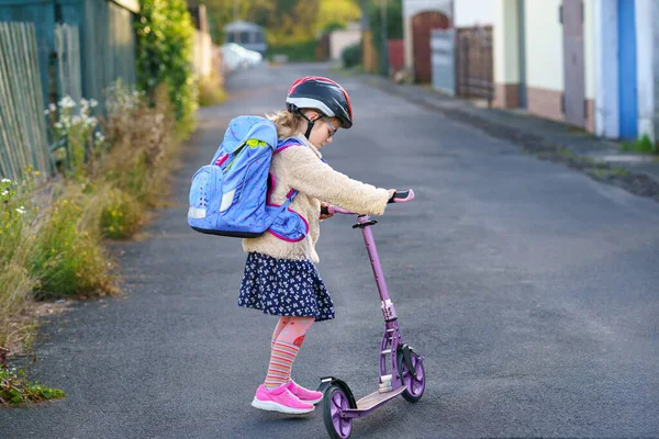 Κοριτσάκι Καβαλάει Ένα Πατίνι Στο Δρόμο Για Σχολείο Χαριτωμένο Παιδί — Φωτογραφία Αρχείου