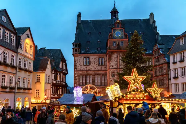 Marburg Germany Aralık 2022 Noel Dekorasyonlu Eski Pazar Yeri Mağazalı — Stok fotoğraf