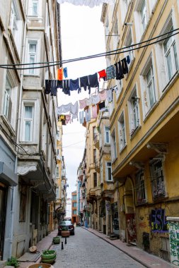 İSTANBUL, TURKEY - 18 Kasım 2022: İstanbul sokaklarına bak, Avrupa tarafında genel mimari. Eski evleri olan İstiklal Caddesi.