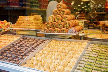 Türkiye 'nin İstanbul kentindeki Grand Bazaar' da geniş bir tatlı yelpazesi var. Tarihsel pazar popüler bir turizm merkezidir ve dünyanın en eski pazarlarından biridir.