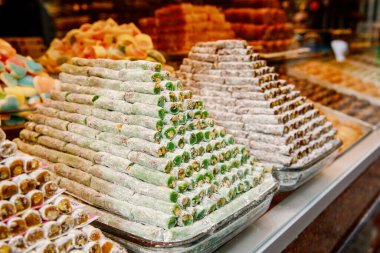 Türkiye 'nin İstanbul kentindeki Grand Bazaar' da geniş bir tatlı yelpazesi var. Tarihsel pazar popüler bir turizm merkezidir ve dünyanın en eski pazarlarından biridir.