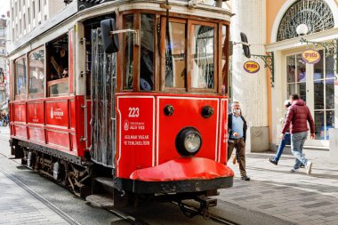 İSTANBUL, TURKEY - 18 Kasım 2022 İstanbul 'un en işlek caddelerinden biri olan Istiklal Caddesi' nde, kalabalık insanlar alışveriş ve gezi için toplanıyor