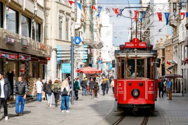 İSTANBUL, TURKEY - 18 Kasım 2022 İstanbul 'un en işlek caddelerinden biri olan Istiklal Caddesi' nde, kalabalık insanlar alışveriş ve gezi için toplanıyor