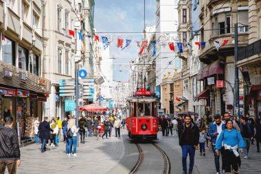İSTANBUL, TURKEY - 18 Kasım 2022 İstanbul 'un en işlek caddelerinden biri olan Istiklal Caddesi' nde, kalabalık insanlar alışveriş ve gezi için toplanıyor