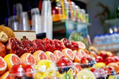İstanbul 'daki Grand Bazaar' da taze nar ve portakal. Portakal, nar, limon, greyfurt filtreli görünüm.