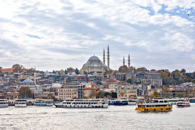 İstanbul 'un Altın Boynuz körfezindeki Süleyman Camii yakınındaki İskeleye bak.