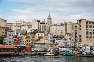 İSTANBUL, TÜRKÇE 18 Kasım 2022. Galata Kulesi, İstanbul, Türkiye üzerinde yükseliyor. İstanbul 'un eski simgesidir. İstanbul 'un tarihi manzarası güzelmiş.
