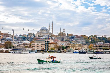 İstanbul 'un Altın Boynuz körfezindeki Süleyman Camii yakınındaki İskeleye bak.